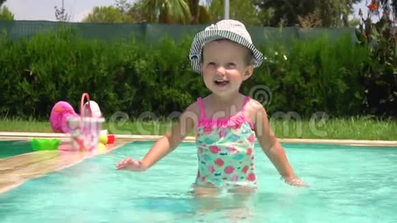 女孩在游泳池里玩得很开心视频的预览图