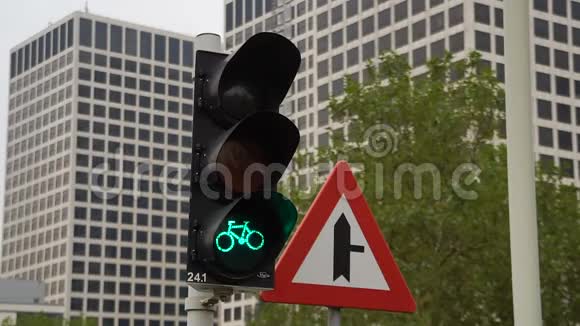 十字路口自行车的红绿灯自行车红色交通灯视频的预览图