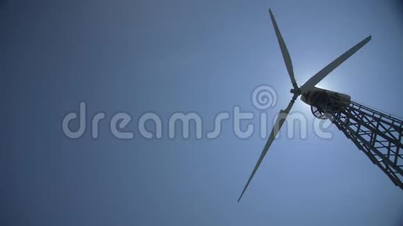 风力涡轮机叶片在蓝天背景下缓慢旋转视频的预览图