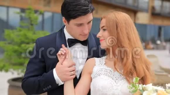 结婚纪念日在高山背景下性感的新娘和新郎相爱温柔格鲁吉亚视频的预览图