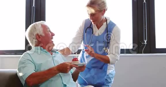 老人和护士一起吹蜡烛视频的预览图