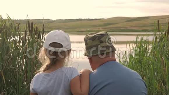 爷爷带着孙女在池塘边钓鱼视频的预览图