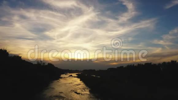 日落后美丽的风景在河面上的时间流逝视频的预览图