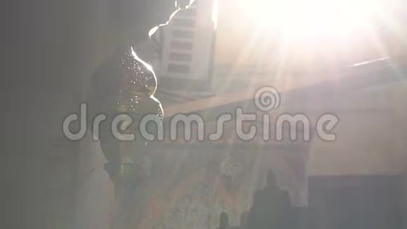 摩洛哥费斯市街道上挂着雕刻的库珀灯麦地那大气阳光下的尘埃视频的预览图