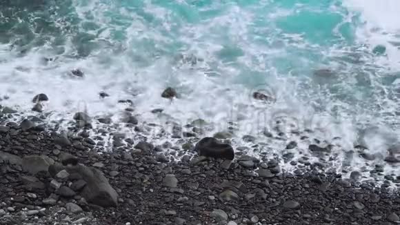 大西洋海浪在圣安涛岛的岩石海岸线上翻滚佛得角佛得角4K部录像视频的预览图