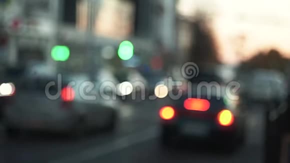 傍晚城市的街道从汽车的前灯发出光视频的预览图