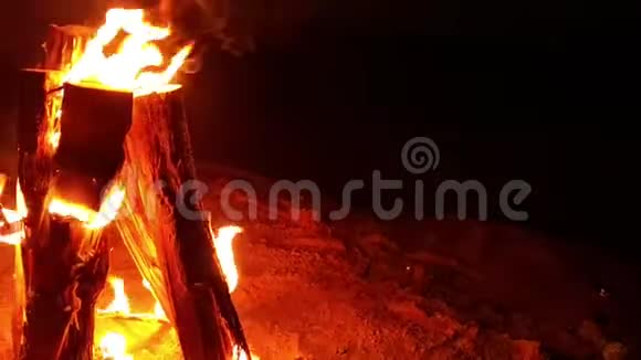 营火在夜晚用沙子烧木头视频的预览图