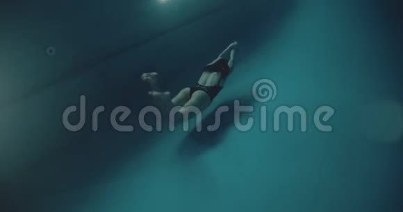 业余游泳选手视频的预览图