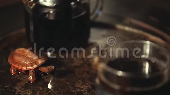 黑中国产褥茶石桌陶瓷龟图热高清镜头视频的预览图