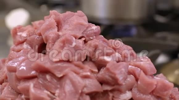 一堆有盘子的肉和煤气灶视频的预览图