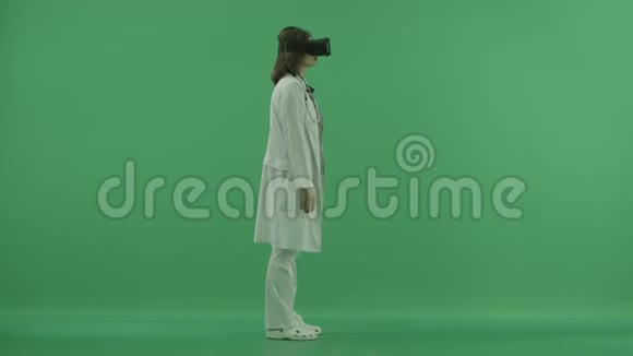 医生用虚拟现实眼镜看右边视频的预览图