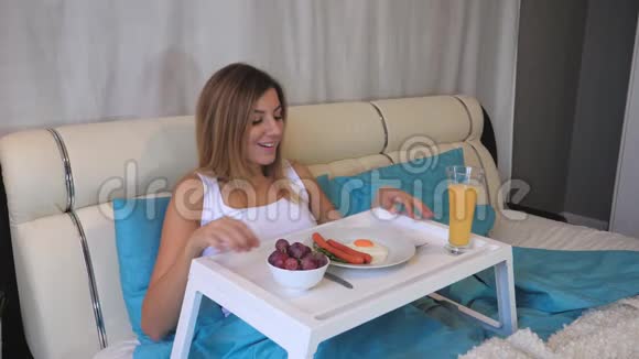 吃早餐的女人桌上放着炒鸡蛋躺在床上视频的预览图