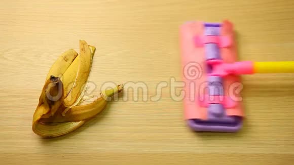 香蕉洗地板无人高清镜头视频的预览图