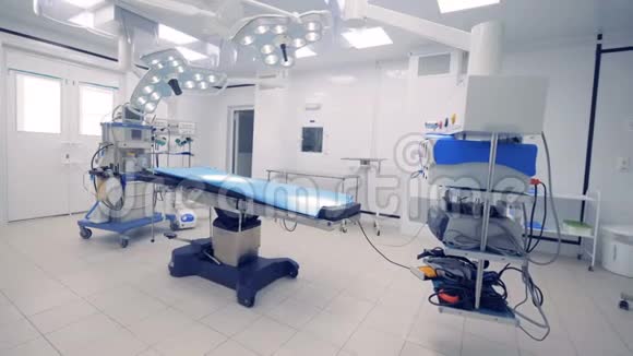 设备齐全的外科室的总体景观医疗技术概念视频的预览图