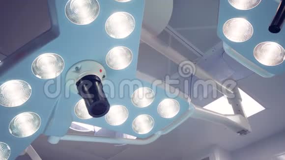 两个功能不规则形状的手术灯技术先进无人操作室视频的预览图