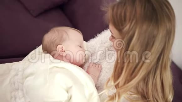 可爱的宝宝睡在妈妈手上幼儿在妈妈的怀抱中睡觉视频的预览图