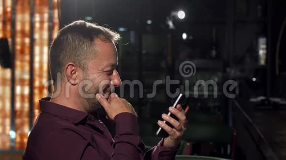 快乐的男人在镜头前尽情享受微笑在酒吧休息视频的预览图