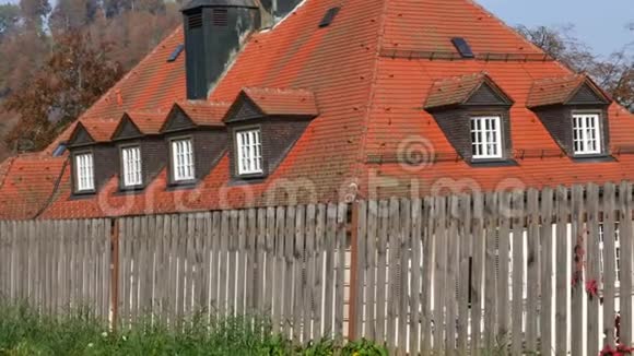灰色木栅栏背景是房子视频的预览图
