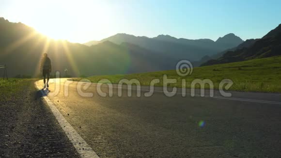 一个带背包的年轻游客在山区的路上视频的预览图