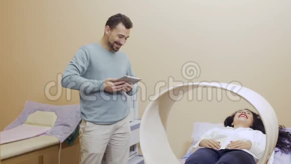 医生在门诊磁疗时与病人谈话视频的预览图
