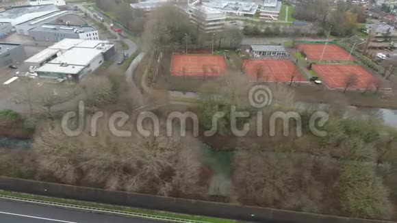 网球场鸟瞰Zwijndrecht荷兰视频的预览图