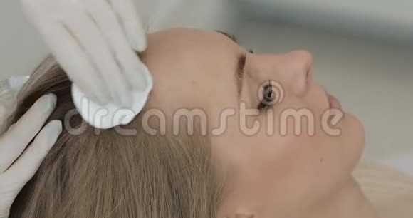 年轻有魅力的女人接受头发的中间疗法女孩头部受到注射快关门视频的预览图