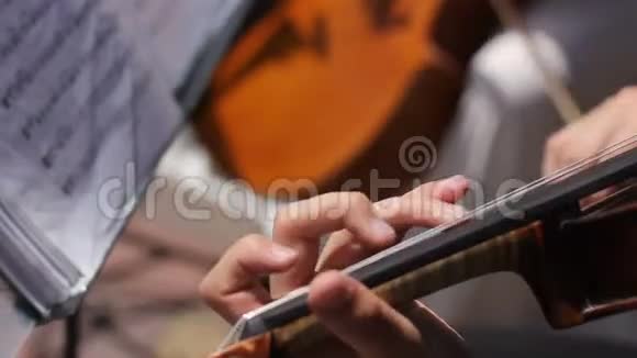 女音乐家在音符背景下演奏小提琴视频的预览图