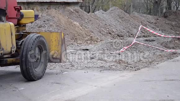挖掘机站在施工现场挖坑附近视频的预览图