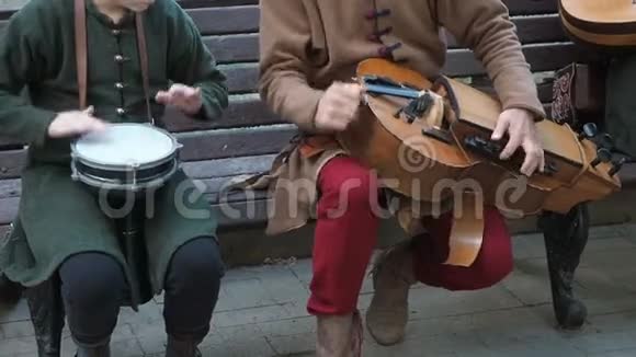 街头音乐家身着古老的东方民族服饰演奏中东传统乐器的音乐视频的预览图