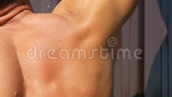 肩膀和锁骨肌肉是一个性感的晒伤的年轻工人背部出汗躯干裸露视频的预览图