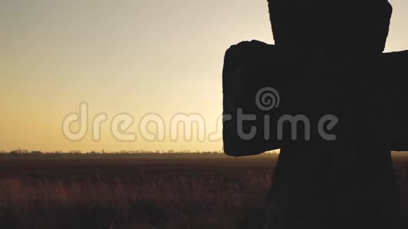 日落时分大石头在阳光下穿过田野视频的预览图