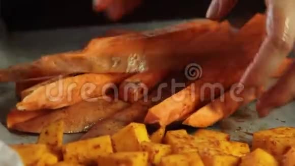 烤蔬菜做鳄梨酱配蔬菜食谱视频的预览图