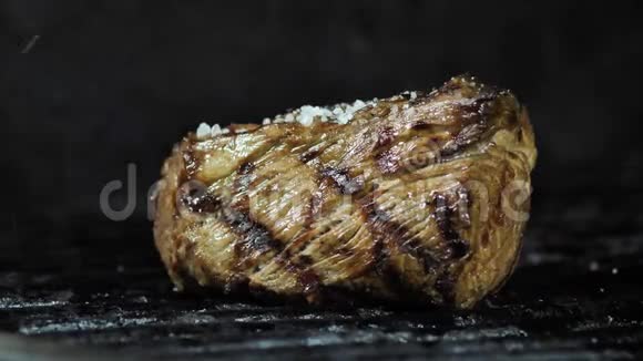美国传统的一大块肉片牛肉或猪肉煮木炭烧烤雪碧剃须刀顶视频的预览图
