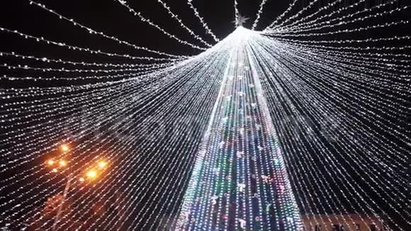主城新年树装饰品灯花环视频的预览图