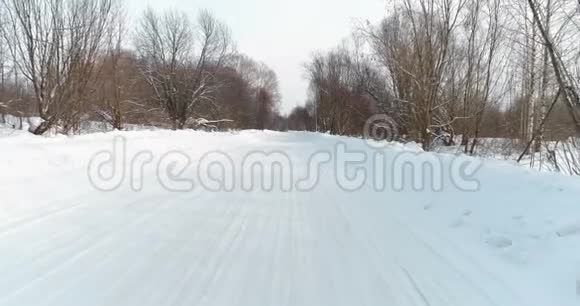冬季道路积雪空中镜头摄像机慢慢向前移动视频的预览图