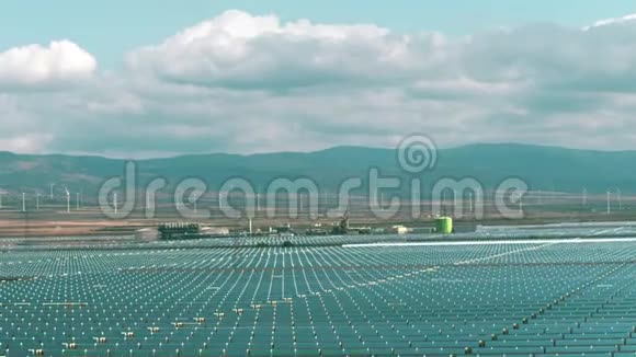 西班牙可再生能源生产现代太阳能电站和风力发电机的航空视野视频的预览图