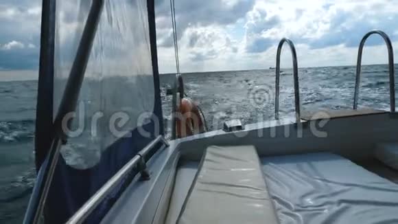 从海上摩托艇的侧面看视频的预览图