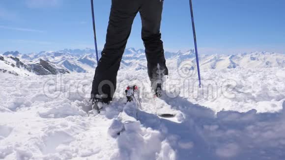 慢速运动滑雪靴被插入到滑雪板和滑车的紧固中视频的预览图