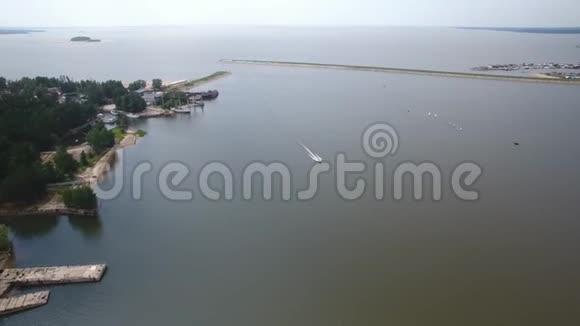 在海湾上空飞行船绕着海湾行驶帆船视频的预览图