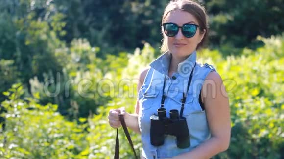 戴着太阳镜的女游客去旅行和旅行视频的预览图