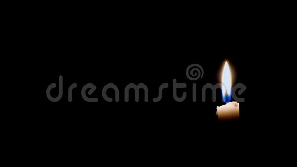 非常简单的概念照片点燃黑色背景的小生日蜡烛为您的元素设计视频的预览图