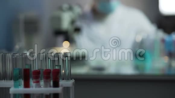 实验室科学家寻找必要的带血的试管视频的预览图