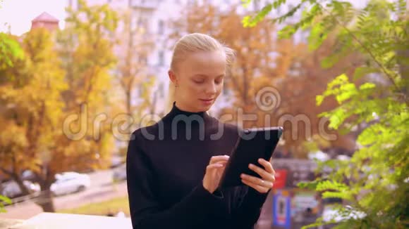 白种人肖像妇女在户外使用设备视频的预览图