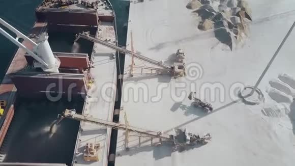 干货船和水泥装载机的空中景观视频的预览图