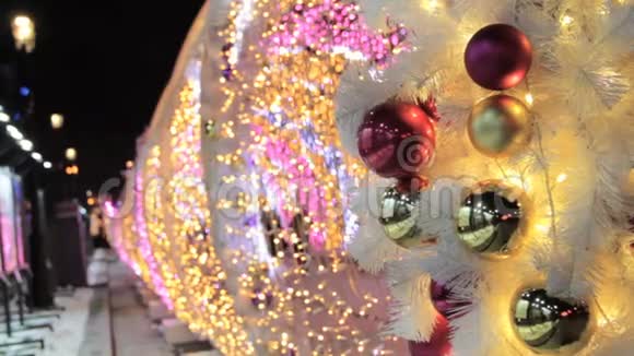白色杉树上金色闪亮的球和花环新年和圣诞主题快乐带着模糊闪光花环的哈雷视频的预览图