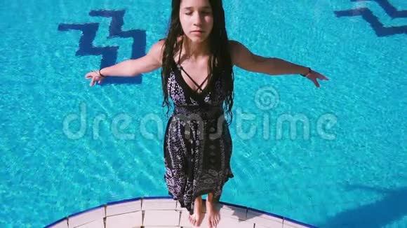 穿着裙子的小女孩掉进游泳池视频的预览图