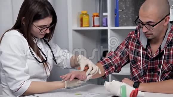 医生检查一个手受伤的人视频的预览图
