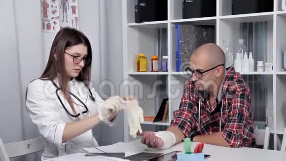 医生检查一个手受伤的人视频的预览图