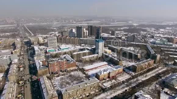 骑着直升机飞过冬天的城市城市烟雾在地平线上4K视频的预览图