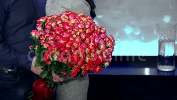 女孩手里拿着一百朵粉红色的玫瑰你心爱的大束粉色玫瑰的礼物视频的预览图